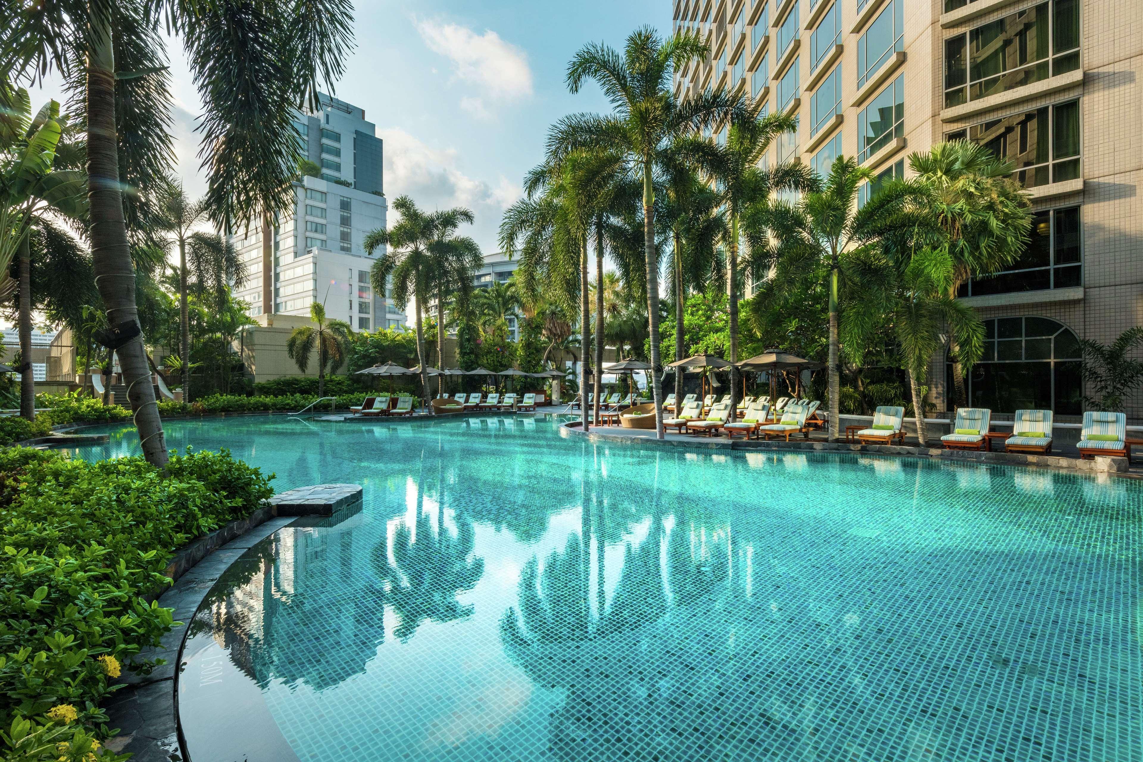 Conrad Bangkok Hotel Eksteriør billede The swimming pool at the hotel
