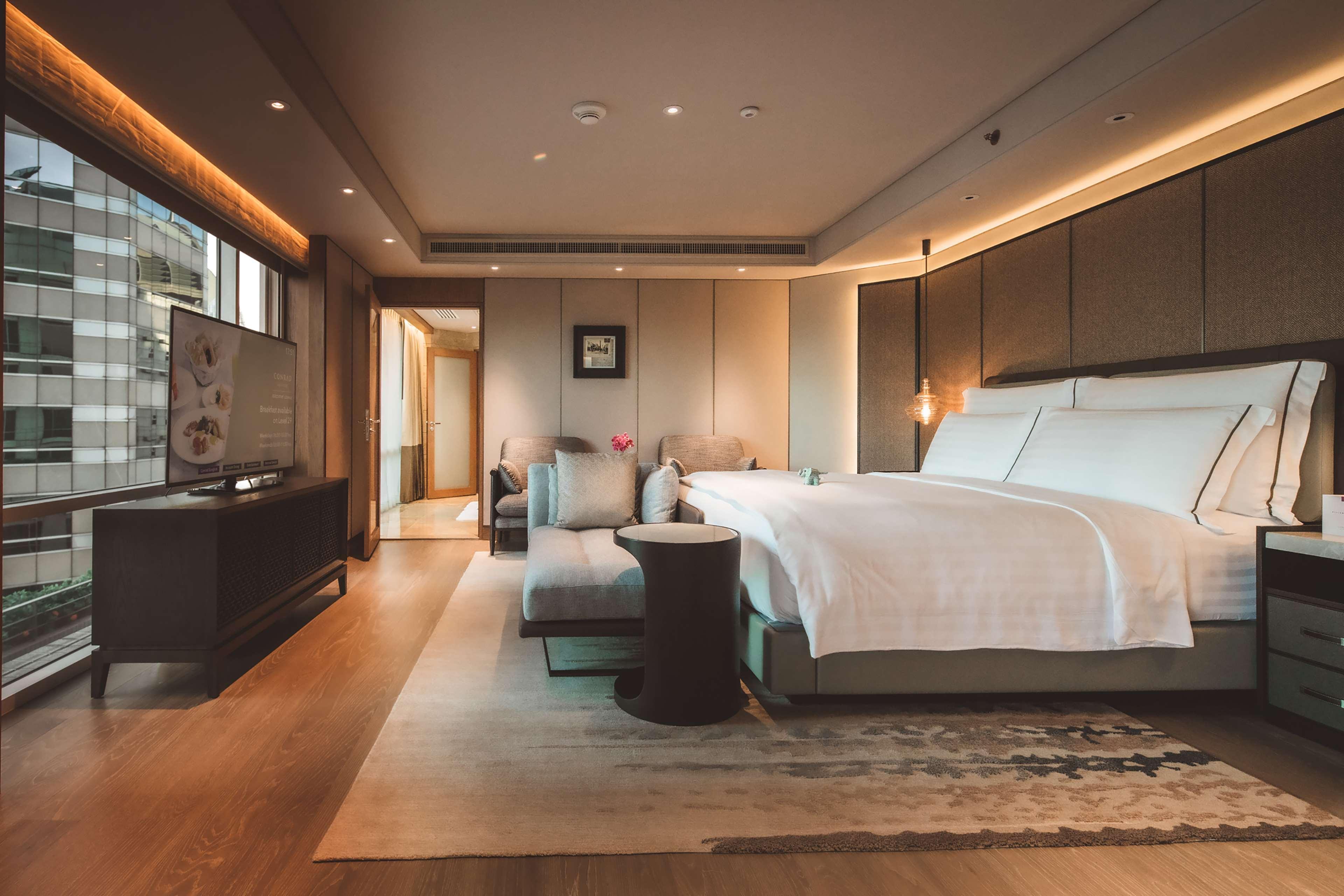 Conrad Bangkok Hotel Eksteriør billede A bedroom at The Hari
