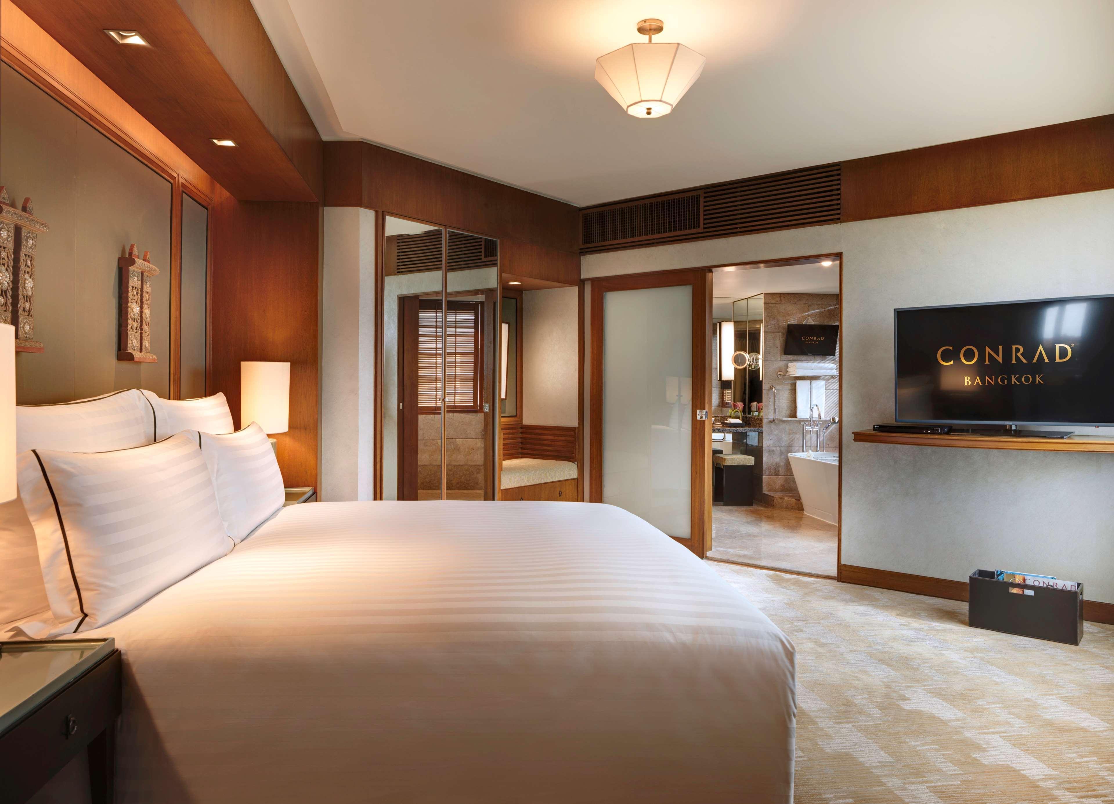 Conrad Bangkok Hotel Eksteriør billede A bedroom at the Conrad Manila