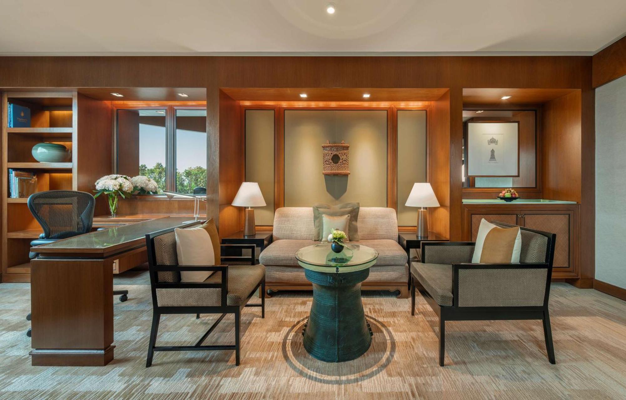 Conrad Bangkok Hotel Eksteriør billede A living room in a suite at the Mandarin Oriental, Hong Kong