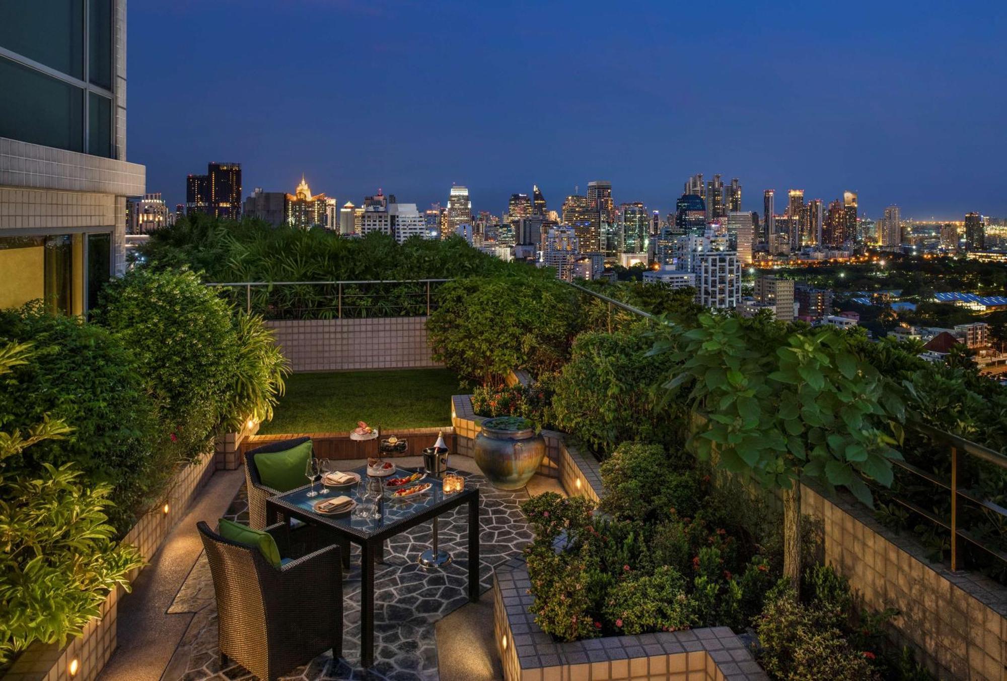 Conrad Bangkok Hotel Eksteriør billede View from the rooftop garden