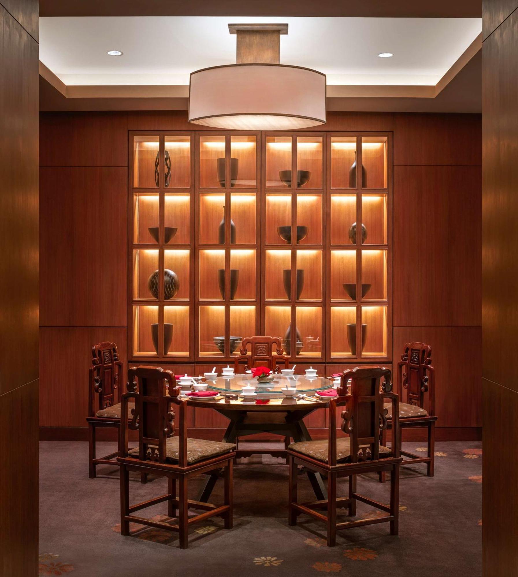 Conrad Bangkok Hotel Eksteriør billede A dining room at the Mandarin Oriental, Hong Kong