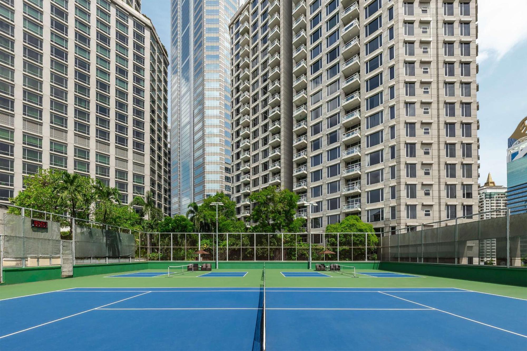 Conrad Bangkok Hotel Eksteriør billede Tennis Courts