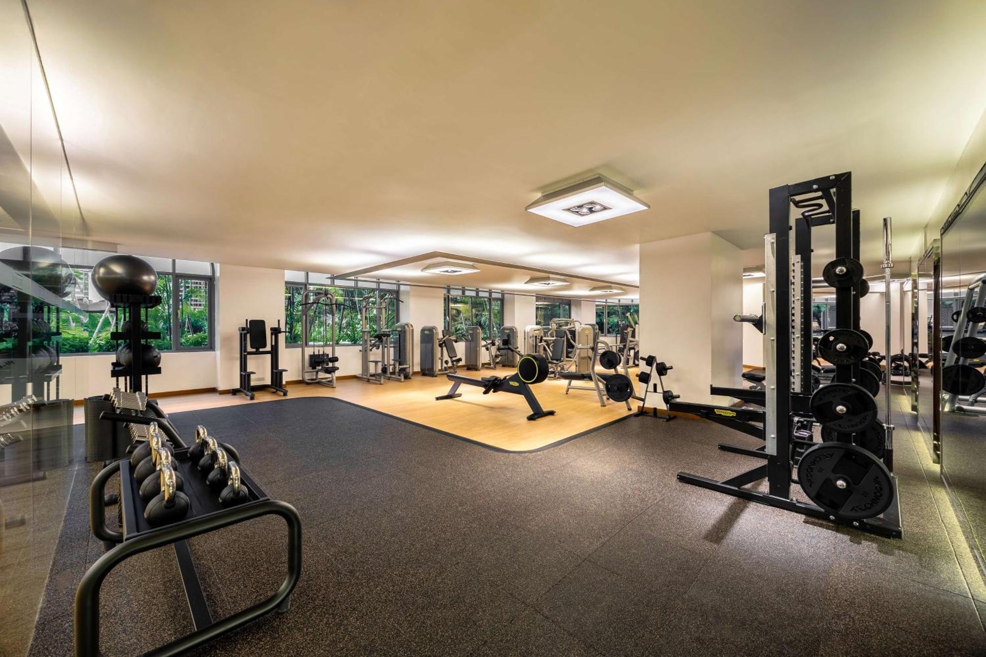 Conrad Bangkok Hotel Eksteriør billede The gym at the hotel