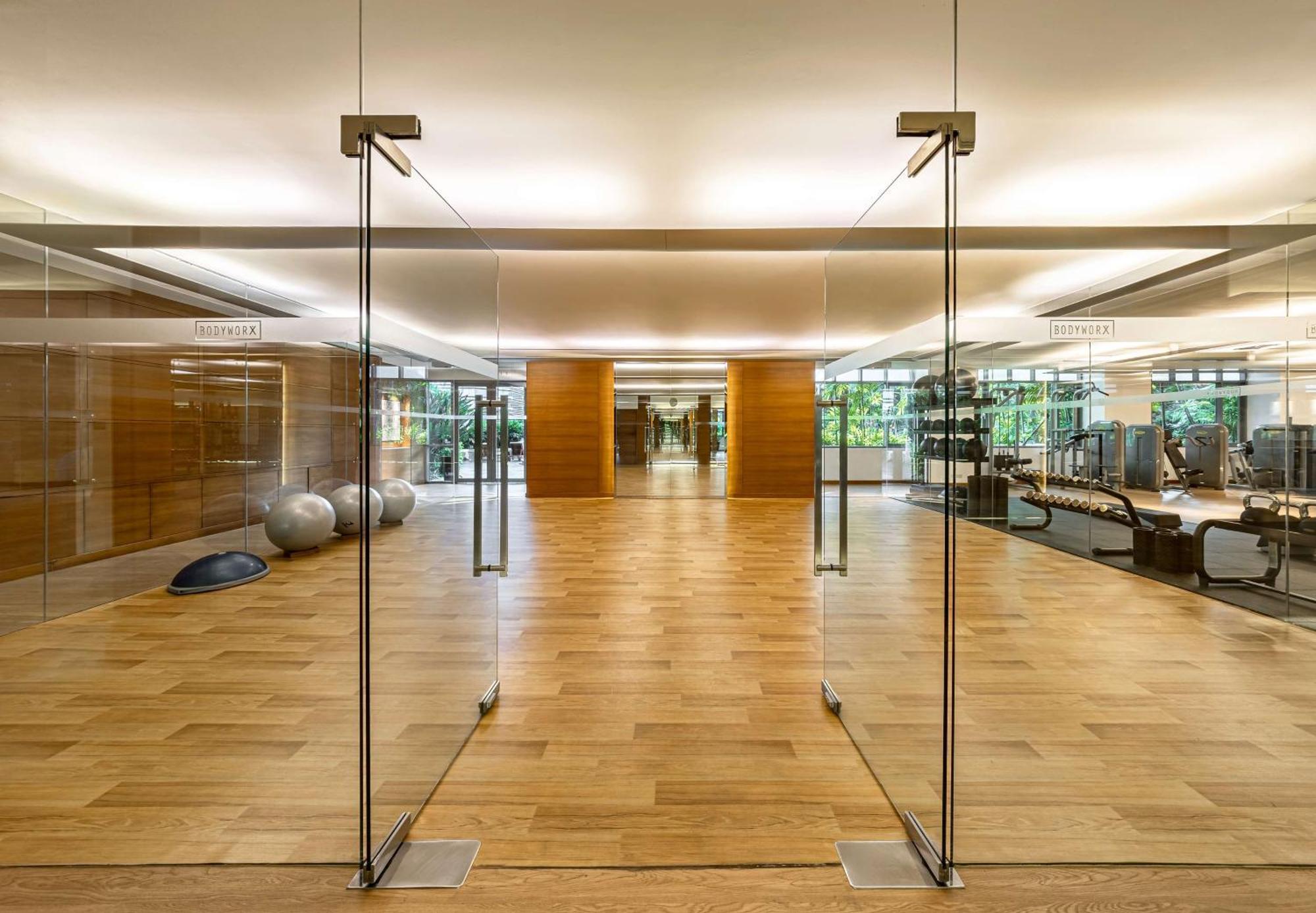 Conrad Bangkok Hotel Eksteriør billede The gym at The Landmark