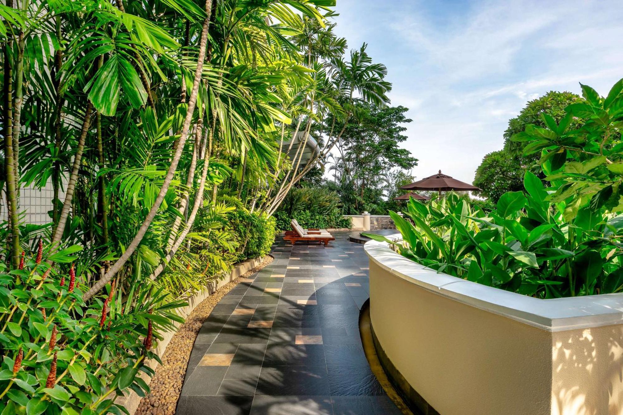 Conrad Bangkok Hotel Eksteriør billede The resort's pool