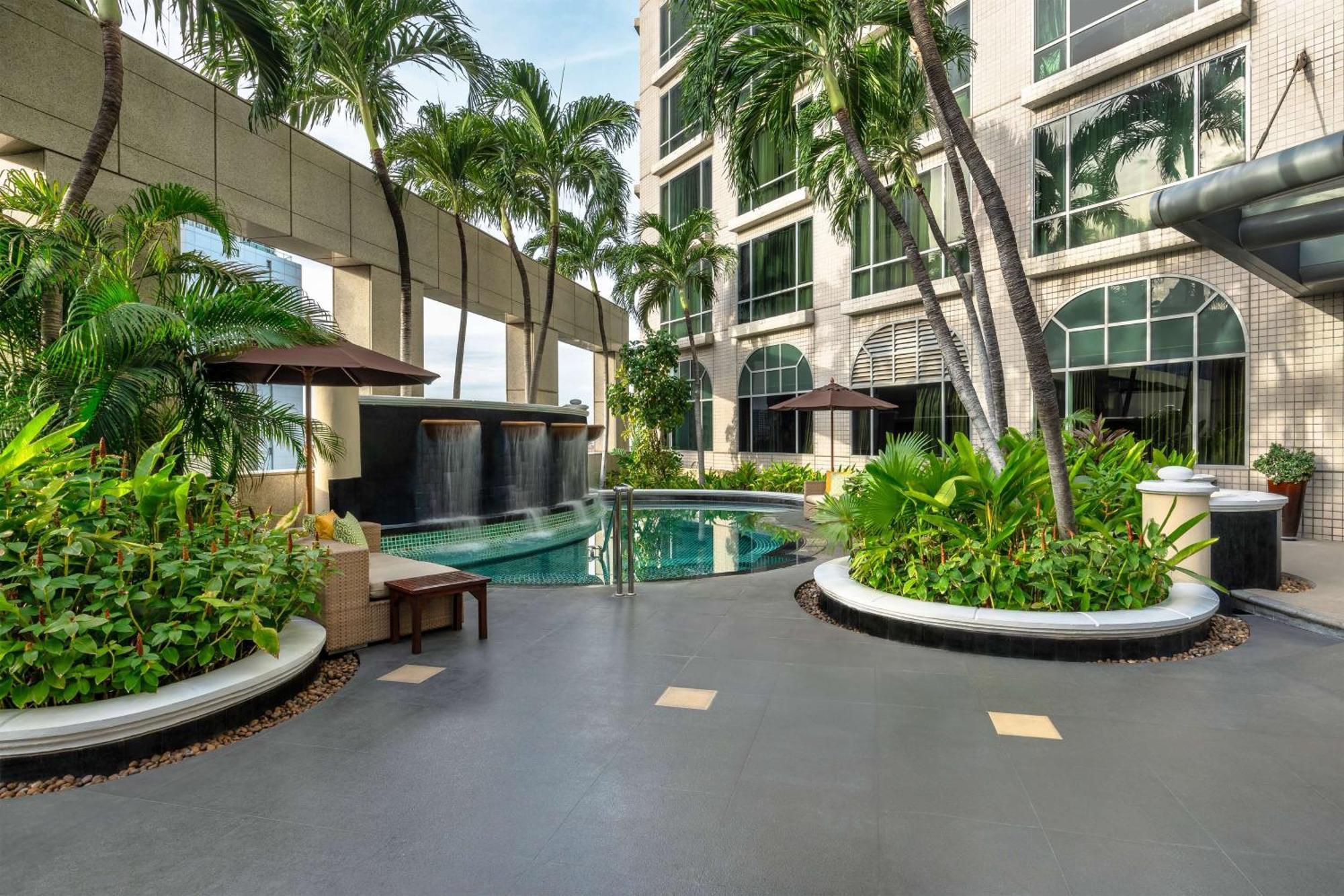 Conrad Bangkok Hotel Eksteriør billede The pool at the hotel