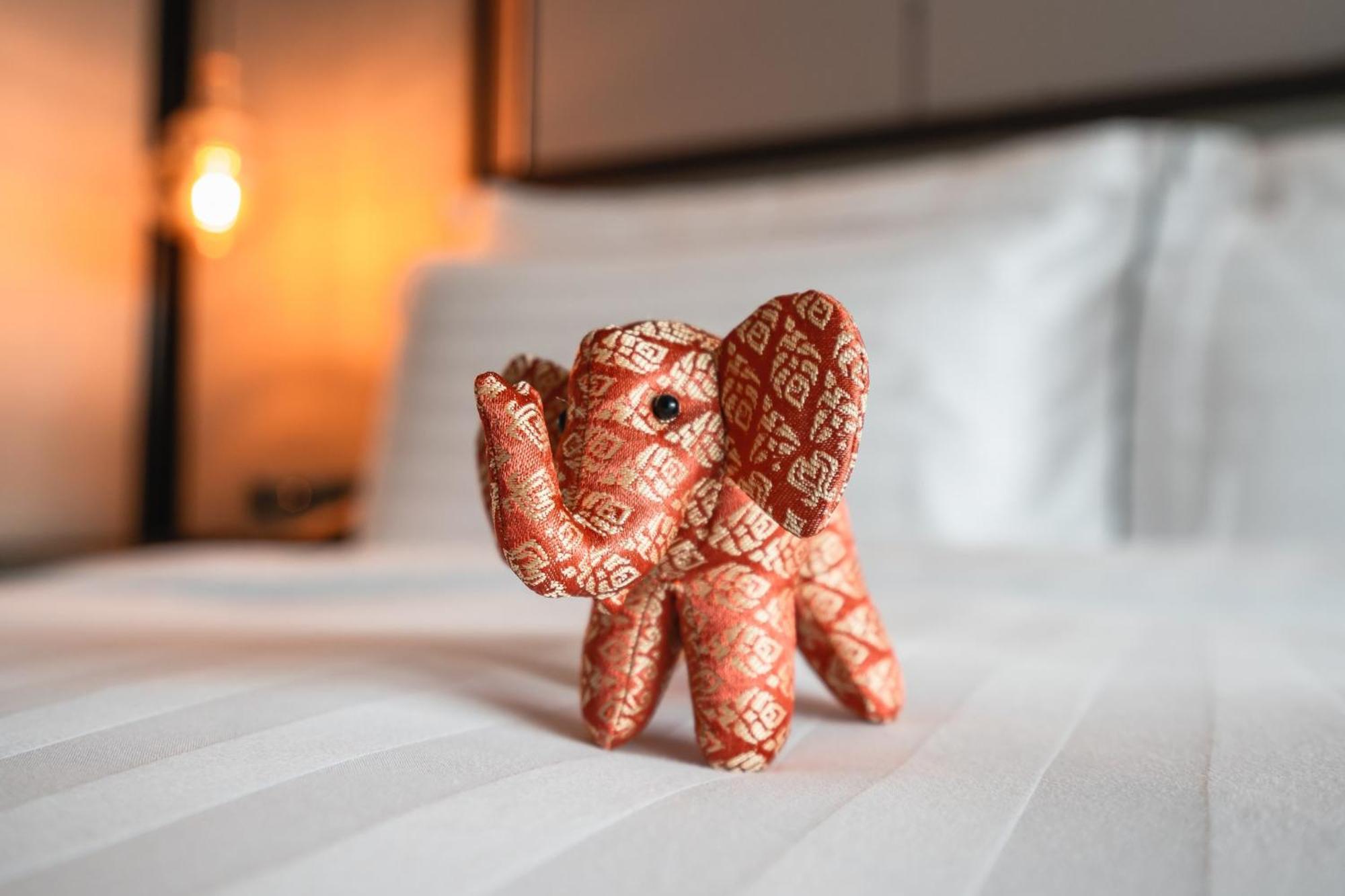 Conrad Bangkok Hotel Eksteriør billede The elephant toy